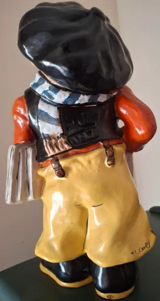 Figura cerámica niño vendedor de periódicos. Dauro