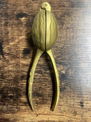 Antico schiaccianoci in ottone