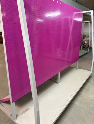 Módulo metálico móvil con ruedas perforado