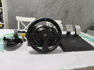 Volante Thrustmaster T300.