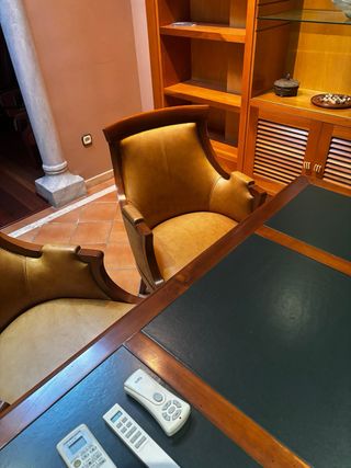 Escritorio de piel con sillas y sillón