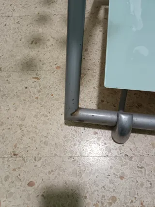 Mesa auxiliar elevable cristal y metal