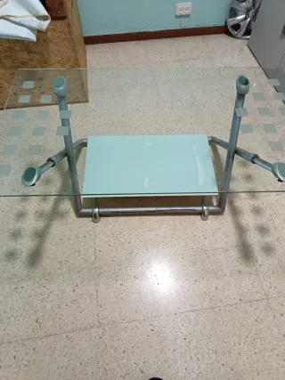 Mesa auxiliar elevable cristal y metal