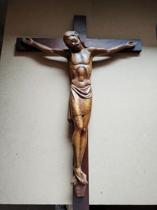 Crucifijo de madera tallada
