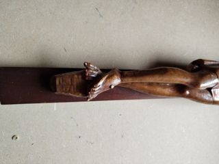 Crucifijo de madera tallada