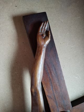 Crucifijo de madera tallada