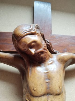 Crucifijo de madera tallada