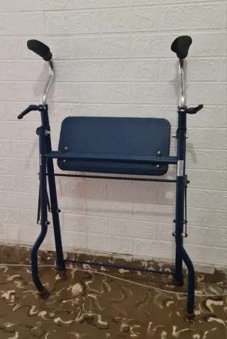 Andador con asiento plegable azul