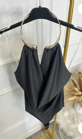 Body con collar dorado