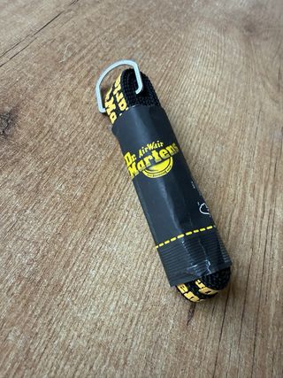 Botas negras con cordones amarillos