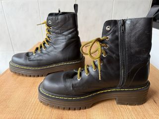 Botas negras con cordones amarillos