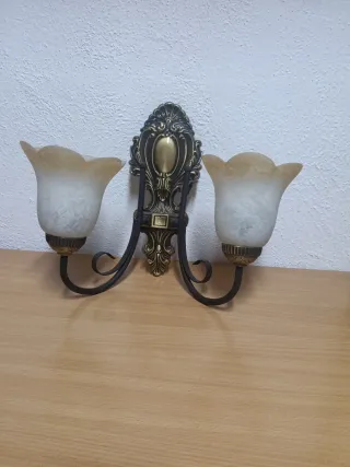 Aplique de forja con tulipas de cristal