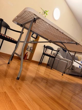 Mesa plegable blanca y metálica