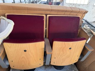 Butacas de tela y madera con asiento plegable