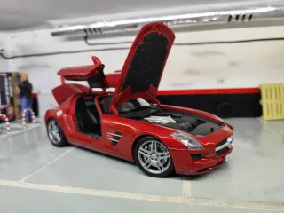 Mercedes SLS 1:18 Rojo