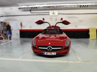 Mercedes SLS 1:18 Rojo