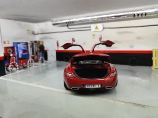 Mercedes SLS 1:18 Rojo