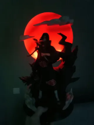 Figura Itachi Uchiha con luz