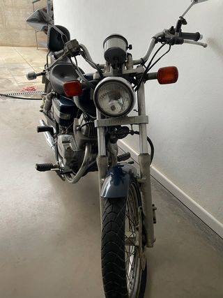 Honda Cruiser Negra y Plateada. Necesita una puest