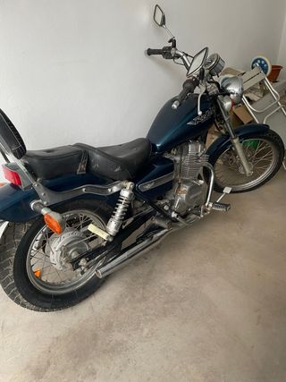 Honda Cruiser Negra y Plateada. Necesita una puest