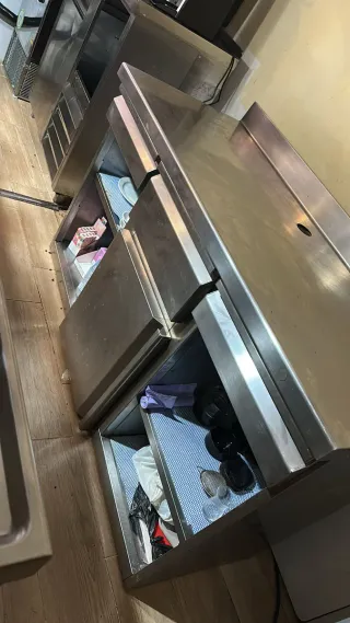 Mesa de acero inoxidable para cafetera