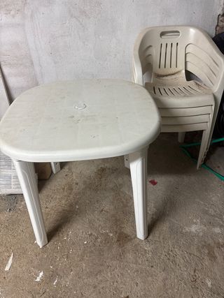 Mesa y 4 Sillas de Plástico Blancas