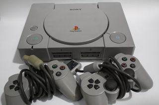 PlayStation 1 Original + 2 Mandos