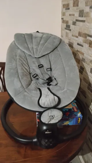 Mecedora bebé gris con capota
