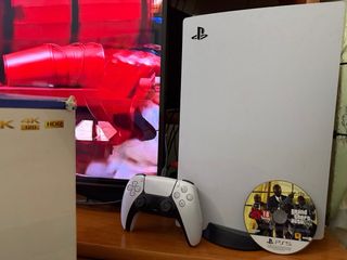 PlayStation 5 con mando y GTA 5