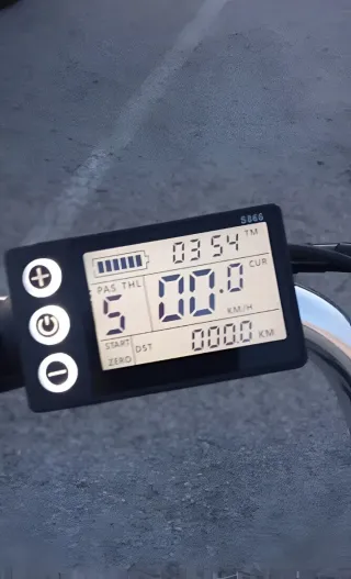 Bicicletta elettrica in bianco e nero