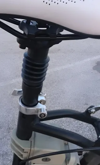 Bicicletta elettrica in bianco e nero