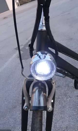 Bicicletta elettrica in bianco e nero