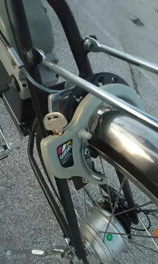 Bicicletta elettrica in bianco e nero