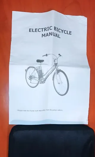 Bicicletta elettrica in bianco e nero