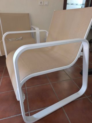 Conjunto de jardín beige y blanco