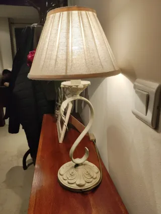 Lámpara de mesa beige y marrón