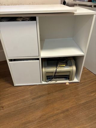 Mesa blanca con estantes y cajones