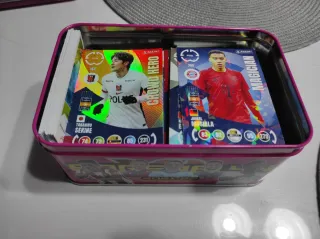 Caja Lata Cromos Fútbol. Temp. 2020 a 2026.