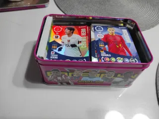 Caja Lata Cromos Fútbol. Temp. 2020 a 2026.