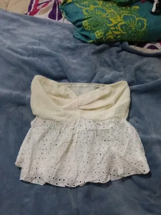 Top strapless blanco con volantes