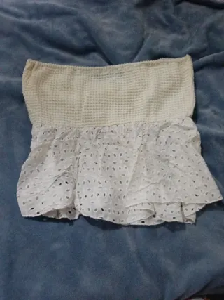 Top strapless blanco con volantes