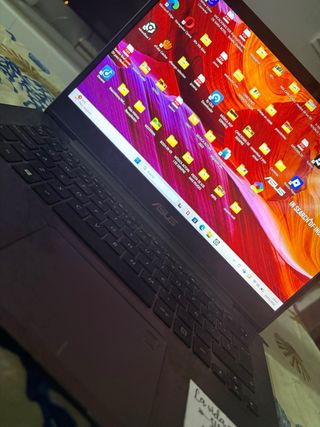 Portátil Asus plateado oscuro y negro