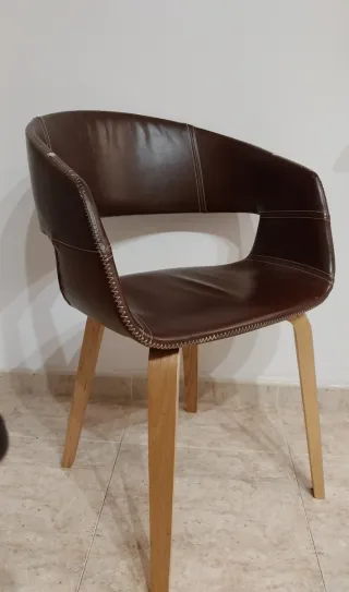 Confezione di 2 sedie in pelle e legno lotto 2