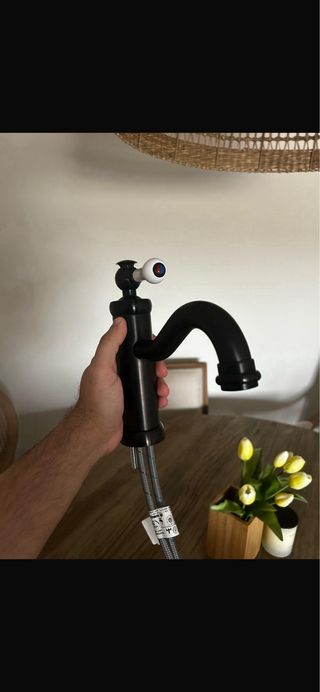 Grifo de baño negro sin usar