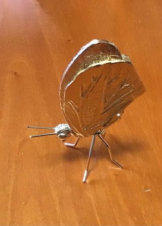 Scultura farfalla dorata in metallo
