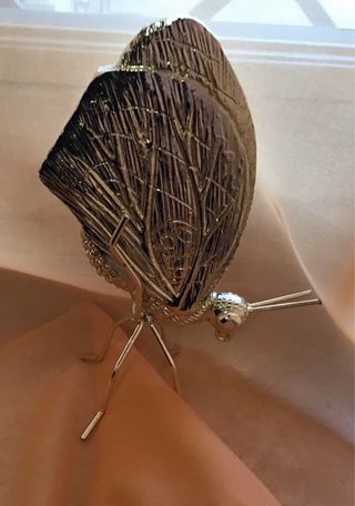 Scultura farfalla dorata in metallo