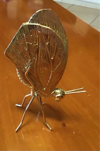 Scultura farfalla dorata in metallo
