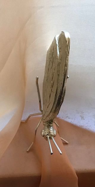 Scultura farfalla dorata in metallo