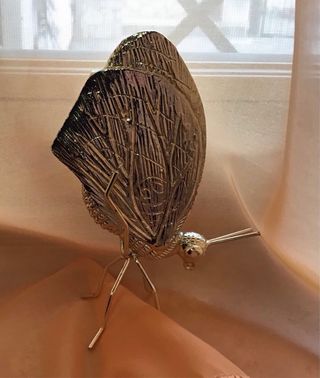 Scultura farfalla dorata in metallo