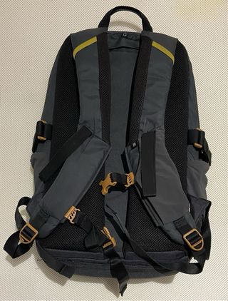 Mochila Quechua Negra y Gris